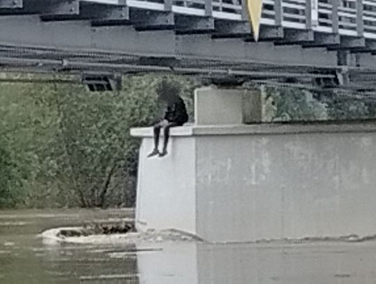 Wszedł na filar – postawił służby „na nogi”. Chciał zrobić tylko zdjęcie