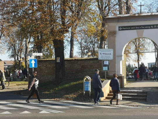 Wszystkich Świętych. Zmiany w organizacji ruchu przy cmentarzach w powiecie krapkowickim
