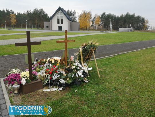 na zdjęciu Nowy cmentarz przy ulicy Wrzosów w Krapkowicach oświetlony zniczami podczas Święta Zmarłych 2025