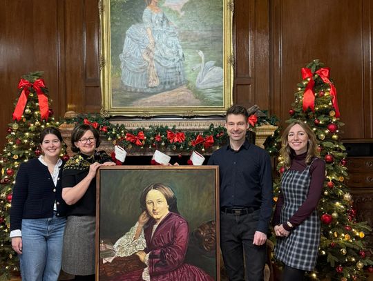 Na zdjęciu Potomkowie rodu Tiele-Wincklerów przekazują portret Valeski von Tiele-Winckler do pałacu w Mosznej.