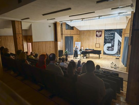 Koncert inaugurujący cykl „Kultura w promieniach lata” w sali PSM w Krapkowicach z udziałem Joanny Konarzewskiej i Wioletty Fludy‑Tkaczyk