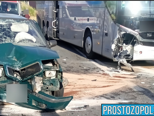 Wypadek autobusu z samochodem osobowym w Rozwadzy