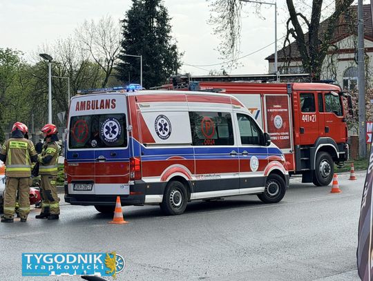 Służby ratunkowe i policja na miejscu wypadku motocykla i samochodu na ulicy Prudnickiej w Krapkowicach.