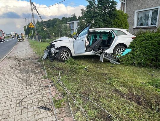 Wypadek w Straduni. Kierowca staranował słupy