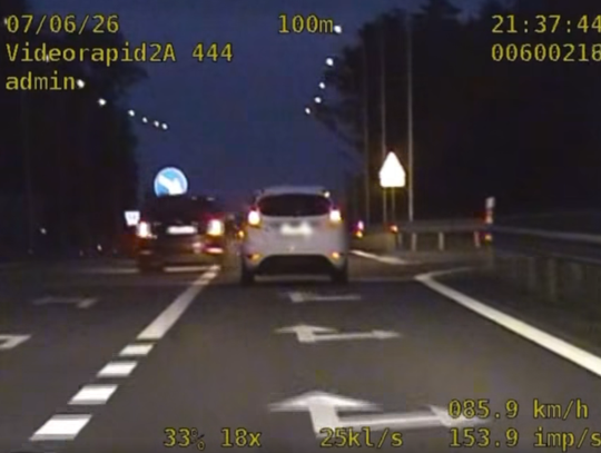 Policjanci kontrolujący kierowcę po niebezpiecznym wyprzedzaniu na drodze krajowej nr 45 w rejonie Krapkowic