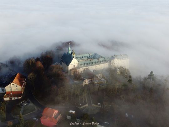 Wyszedł ponad mgłę: Niezwykły widok nad Górą Świętej Anny! Szczyt wynurzył się ponad „morze mgieł” Widok Góry Świętej Anny wynurzającej się ponad zimową mgłę – fenomen inwersji mgieł uchwycony przez Szymona Brekiera