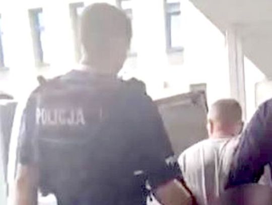 Z drogi prosto za kratki: Poszukiwany listem gończym zatrzymany podczas kontroli drogowej