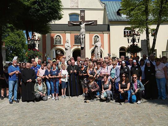Z modlitwą i kijkami w ręku