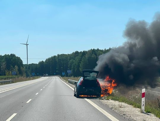 Pożar samochodu osobowego na drodze krajowej nr 45 w rejonie Gwoździc – droga Opole-Krapkowice zablokowana
