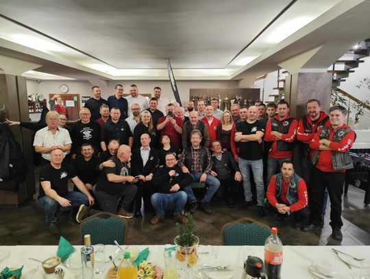 Zabytkowe maszyny wracają na drogi. Brożec szykuje wielki zlot dla młodych pasjonatów Członkowie klubu Simson Bande oraz przedstawiciele klubów zabytkowej motoryzacji podczas noworocznego spotkania w Pawłowiczkach.