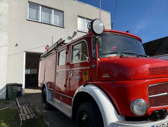 Zabytkowy samochód pożarniczy Daimler-Benz 1113 z 1974 roku wystawiony na sprzedaż w Strzeleczkach