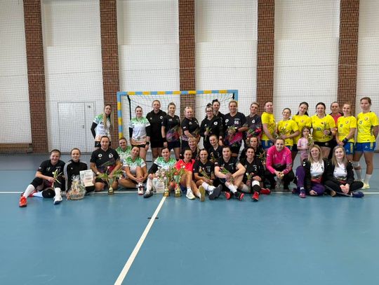 Zacięta walka i wielkie emocje w Zdzieszowicach. Turniej Masters rozgrzał halę do czerwoności Turniej piłki ręcznej kobiet Masters w Zdzieszowicach – zawodniczki podczas meczu, dynamiczna akcja na hali sportowej i kibice na trybunach