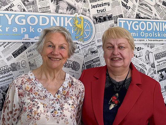Maria Kipka, założycielka UTW w Krapkowicach, i Krystyna Tupko, obecna przewodnicząca, opowiadają o 20 latach działalności Uniwersytetu Trzeciego Wieku.