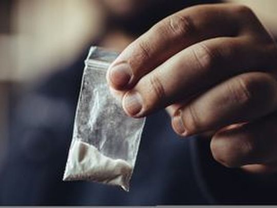 Zabezpieczone przez policję porcje amfetaminy i marihuany znalezione w plecaku pracownika w Zdzieszowicach