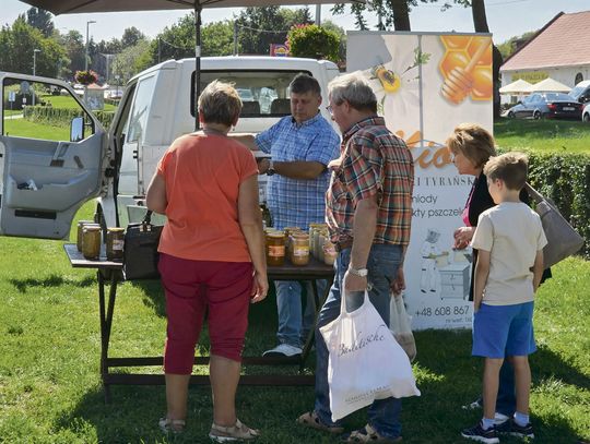 „Straganik” w Krapkowicach – lokalne produkty, miód, sery, kiszonki i domowe wyroby na Placu Eichendorffa