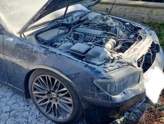 Pożar samochodu BMW na terenie pałacu w Mosznej — działania strażaków przy komorze silnika