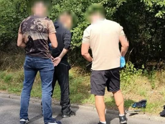 Policjanci prowadzący czynności w związku z zabójstwem 49-letniej kobiety w Kędzierzynie-Koźlu