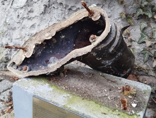 Zdewastował rzeźby „Tampel” i „Kopciuszek”. 45-latek z gminy Krapkowice stanie przed sądem Uszkodzona rzeźba „Tampel” przy kościele w Otmęcie oraz figura „Kopciuszek” przed urzędem w Krapkowicach z widocznymi śladami zniszczeń