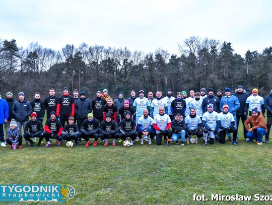 Jubileuszowa, 20. Piłkarska Wigilia w Otmęcie – lokalni piłkarze na boisku w świątecznej atmosferze