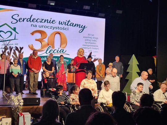 Jubileusz 30-lecia Środowiskowego Domu Samopomocy w Krapkowicach – występ podopiecznych i rodzin podczas uroczystości.