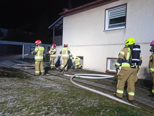 Strażacy PSP Krapkowice i OSP Gogolin podczas akcji gaśniczej przy ul. Górnej w Gogolinie.