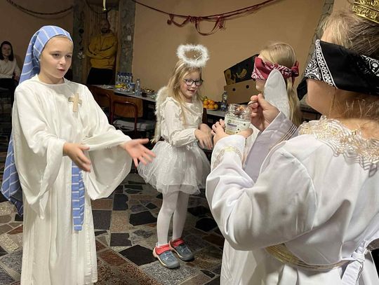 Na zdjęciu Dzieci przebrane za anioły podczas Balu Wszystkich Świętych w Krapkowicach.jpg