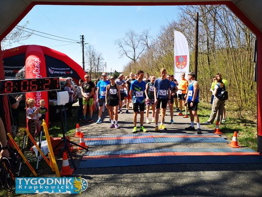 Biegacze na trasie Biegu Daniela 2026 w Smolarni podczas rywalizacji na dystansie 10 km i 5 km.