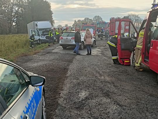 [ZDJĘCIA] Czołowe zderzenie na DK45 pomiędzy Żużelą a Żywocicami