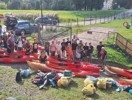 Na zdjęciu uczestnicy akcji Czysta Osobłoga płynący kajakami i zbierający śmieci z nurtu rzeki.