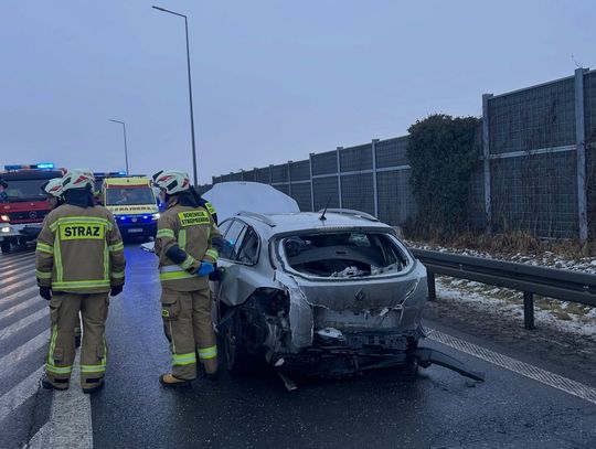 [ZDJĘCIA] Dąbrówka Górna: Groźny wypadek na DK45. Zderzenie aut na kluczowym skrzyżowaniu