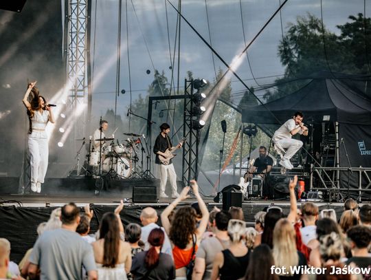 Kamil Bednarek śpiewający na scenie plenerowej podczas Dni Krapkowic 2025, z publicznością oświetloną światłami sceny w tle.