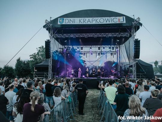 Ania Dąbrowska podczas koncertu na scenie głównej Dni Krapkowic 2025, śpiewająca do mikrofonu przy aplauzie tłumu.
