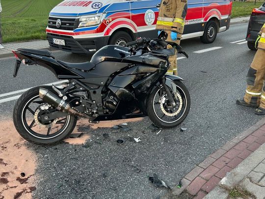 [ZDJĘCIA] Dobra: Motocyklista uderzył w lexusa. 20-latek nie miał uprawnień do jazdy