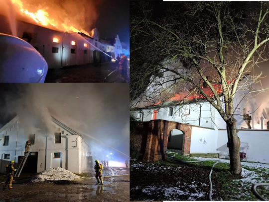 Na zdjęciu Strażacy gaszą płonący budynek gospodarczzy przy stadninie koni Moszna nocą 2 grudnia