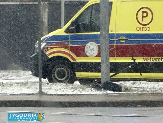 na zdjęciu Policjanci i ratownicy na miejscu zdarzenia drogowego z udziałem hulajnogi podczas zimowych warunków w Krapkowicach.