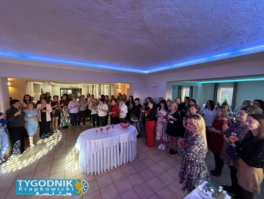 Blisko 100 kobiet bawiących się podczas spotkania z okazji Dnia Kobiet 2026 w Kamieniu Śląskim i Kamionku