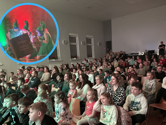 Na zdjęciu Dzieci reagujące z radością podczas świątecznego spektaklu „Elfy Trzy” w GOK Walce