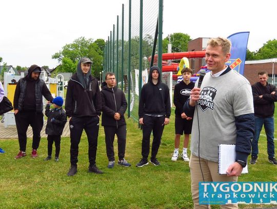 Rodziny bawiące się podczas festynu w Krapkowicach, dzieci i dorośli uczestniczą w turnieju sportowym.