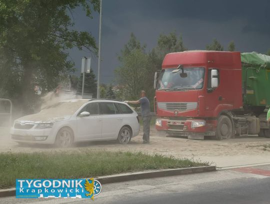 Służby zabezpieczające DW 423 pokrytą cementową substancją po wysypaniu się ładunku z ciężarówki między Krapkowicami a Gogolinem.