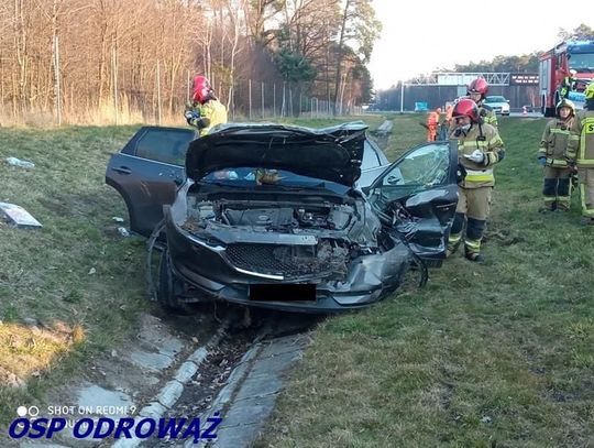 [ZDJĘCIA] Groźny wypadek na A4 – dachowała mazda