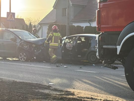 Rozbite samochody osobowe na skrzyżowaniu ul. Krapkowickiej i ul. Przyjaciół Schongau w Gogolinie, na miejscu straż pożarna i policja
