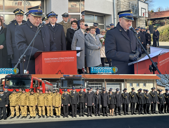Uroczyste przekazanie obowiązków komendanta w Komendzie Powiatowej PSP w Krapkowicach, strażacy w galowych mundurach i poczet sztandarowy