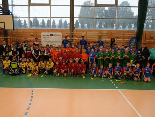 Uczniowie z Polski i Czech rywalizują w unihokeju w hali sportowej w Walcach