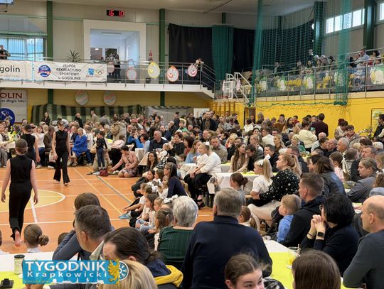 Kolorowe stoiska i tłumy mieszkańców podczas Jarmarku Wielkanocnego w Gogolinie.