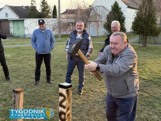 Mężczyźni podczas obchodów Józefka w Górażdżach przy wspólnym stole oraz moment symbolicznego wbicia pala.