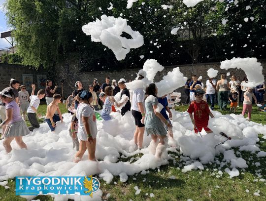 Dzieci, rodzice i nauczyciele podczas pikniku rodzinnego „Pejzaż muzyką malowany – kwiaty” w Zespole Szkół Specjalnych w Krapkowicach.