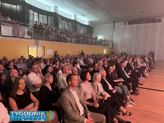 Na zdjęciu publiczność podczas koncertu muzyki filmowej w hali w Gogolinie  orkiestra i chór Filharmonii Opolskiej