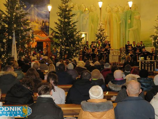 Wspólne kolędowanie czterech zespołów w kościele pw. Zesłania Ducha Świętego w Otmęcie