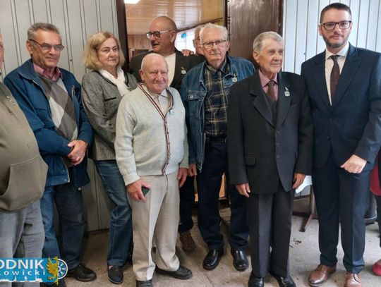 Na zdjęciu działkowcy z Krapkowic świętują 75-lecie Rodzinnego Ogrodu Działkowego im. Tadeusza Kościuszki podczas wspólnego spotkania i uroczystości jubileuszowych