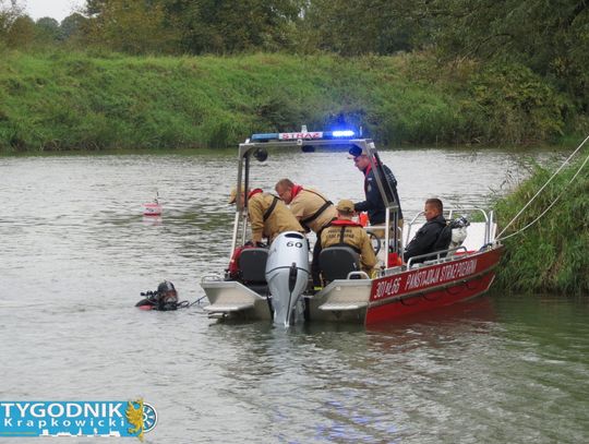 Na zdjęciu strażacy i nurkowie podczas ćwiczeń „MARINA 2025” na Odrze w Krapkowicach, z wykorzystaniem sonaru i drona nad rzeką.
